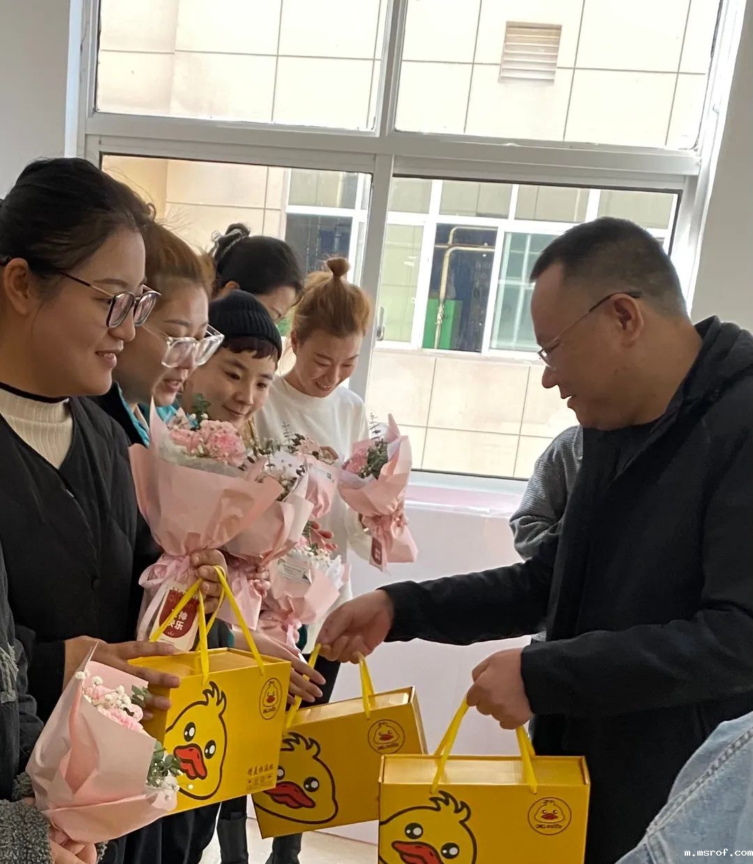 总经理秦永发先生为大家送上节日礼品和鲜花
