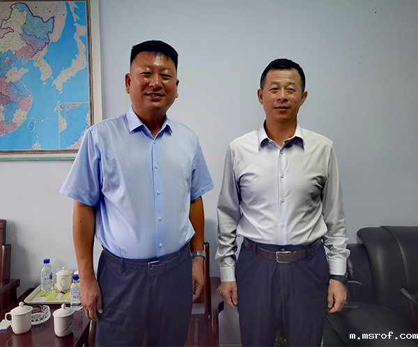 工信局局长田东辉(左一)与金连海副校长合影 工信局局长田东辉(左一)与金连海副校长合影